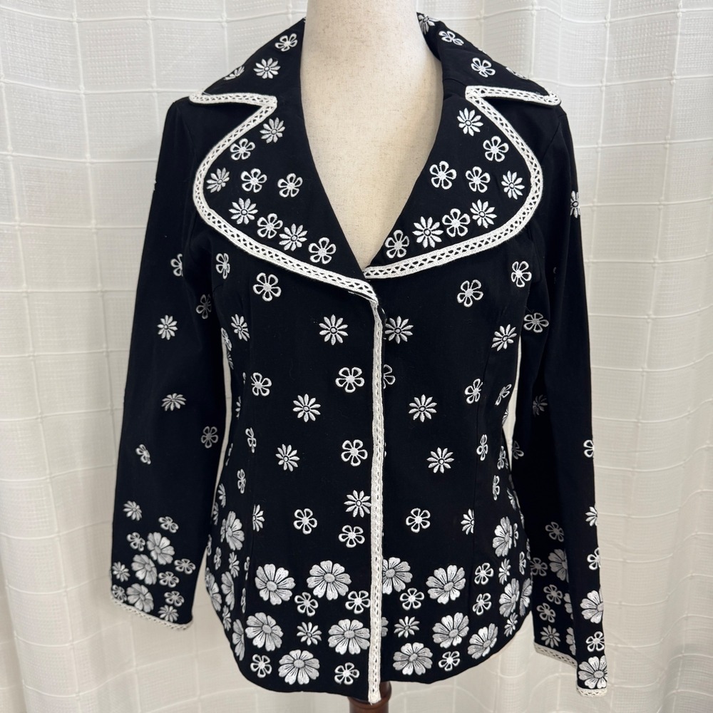 Vintage Suzete Embroidered Black and White Floral Jacket Button Closure